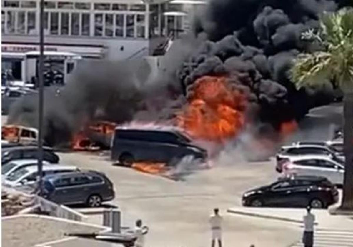 El incendio producido en el puerto deportivo de Xàbia, con algunos vehículos calcinados