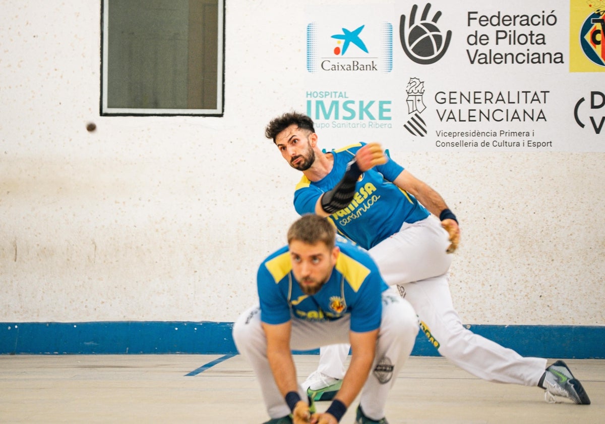 Marc golpea durante la final disputada en el trinquet de Vila-real.