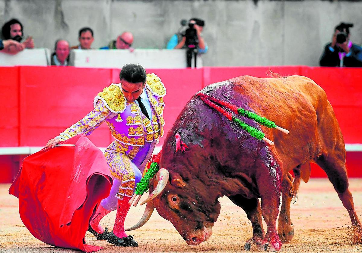 El maestro de Chiva, ayer en Nimes en un lance con uno de sus toros.