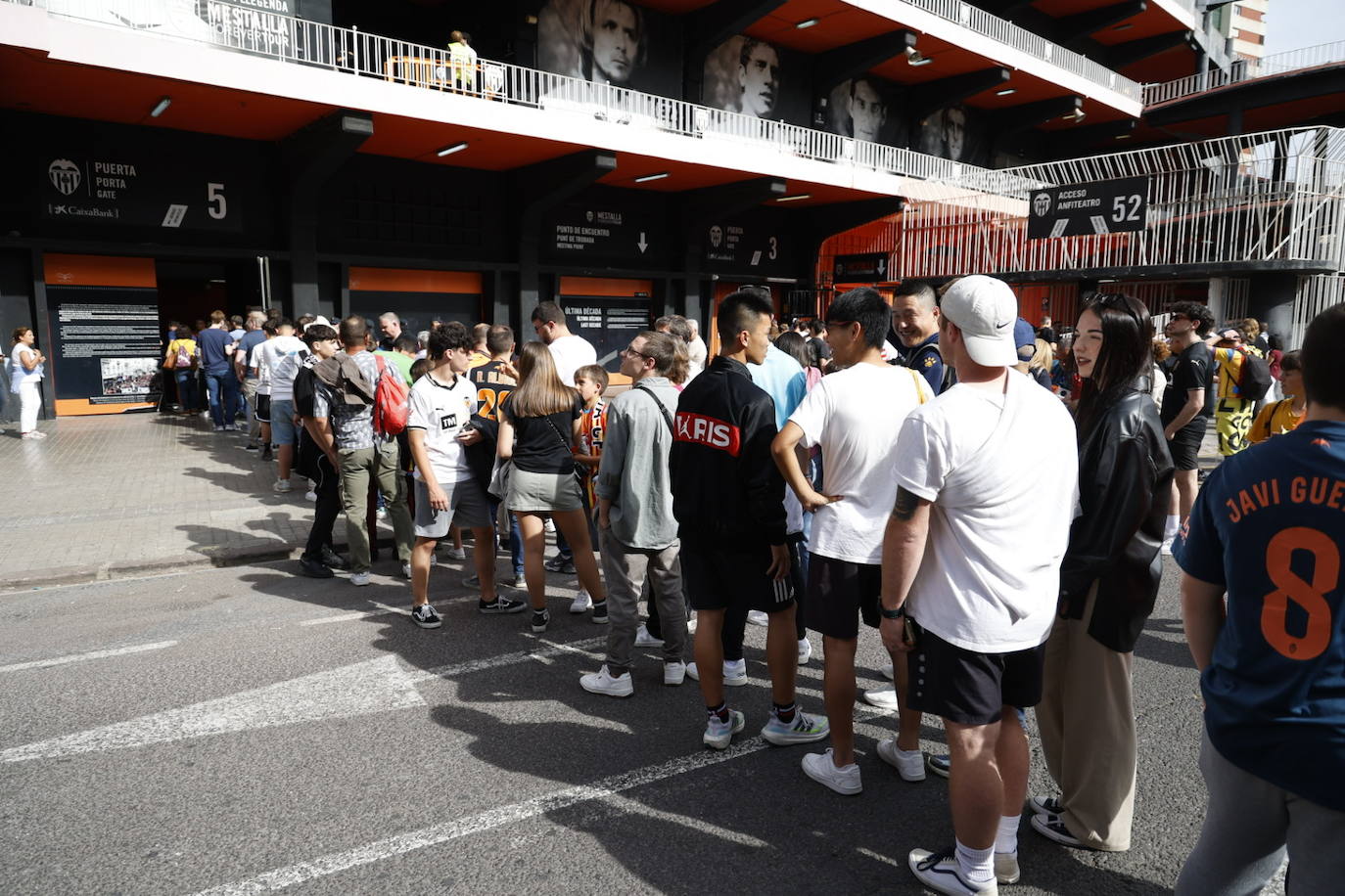 Ambiente en las puertas de Mestalla durante el Valencia-Girona