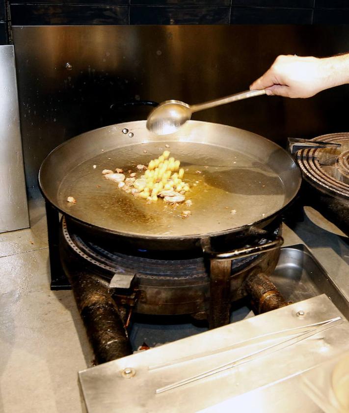 Imagen secundaria 2 - Arturo Valls y Carlos Soler coinciden en el restaurante que cocina la mejor paella de Valencia