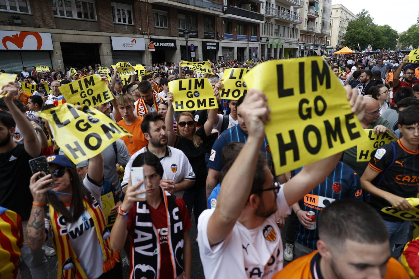 Ambiente en las puertas de Mestalla durante el Valencia-Girona
