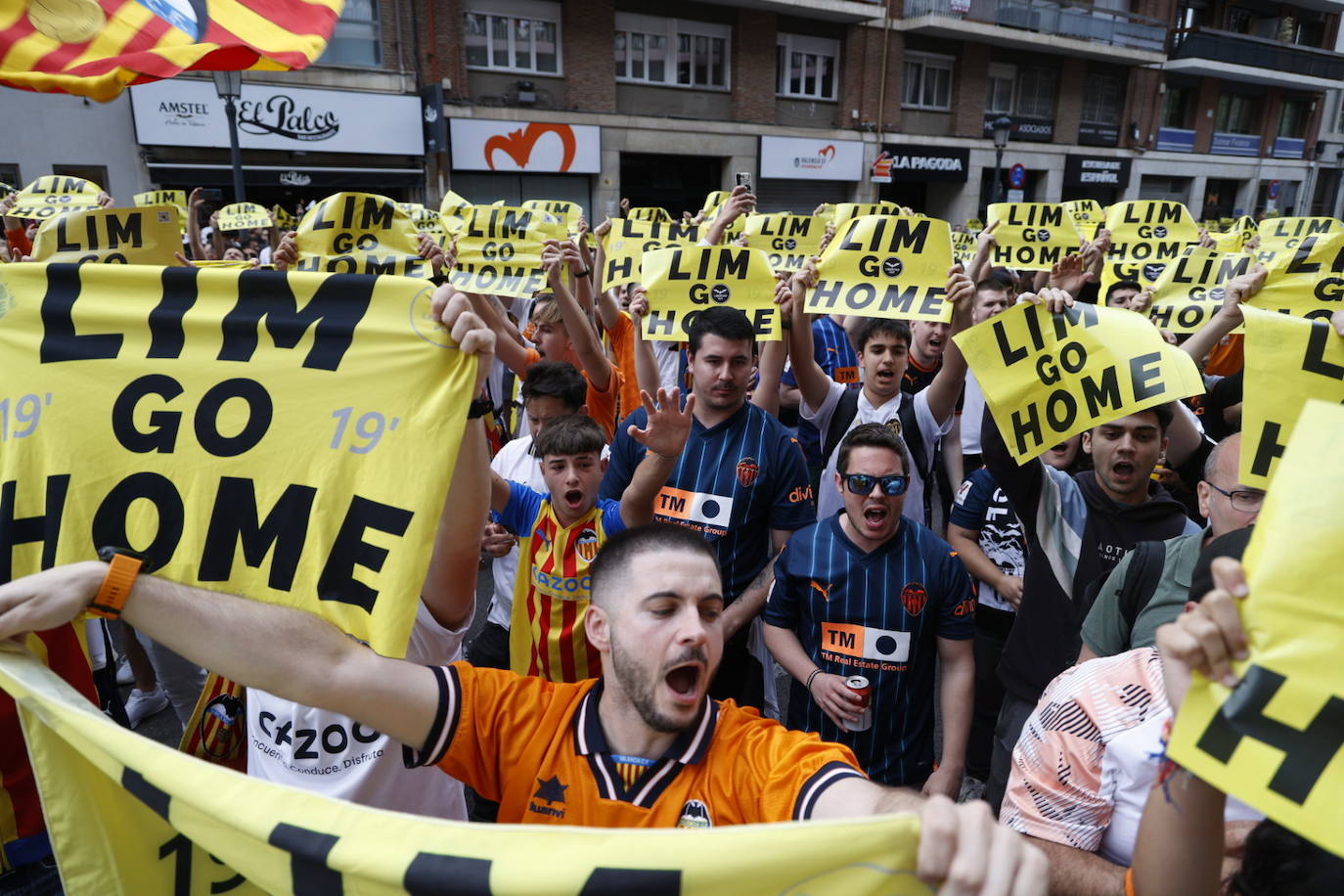 Ambiente en las puertas de Mestalla durante el Valencia-Girona