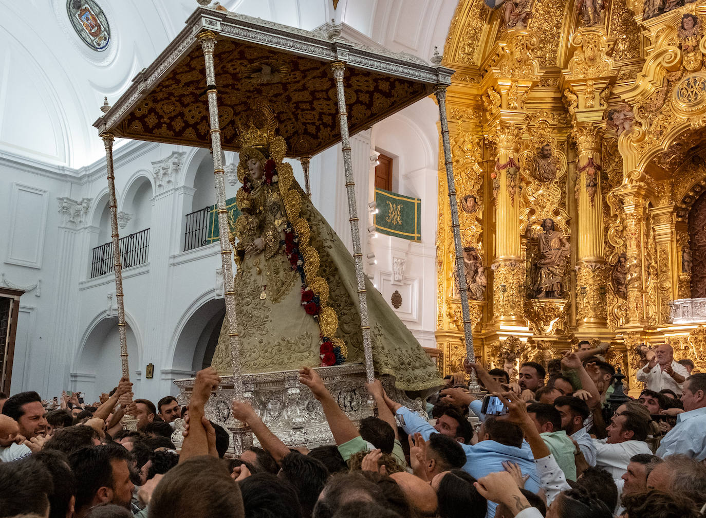 Fervor y emoción en el salto de la reja de la Virgen del Rocío 2024