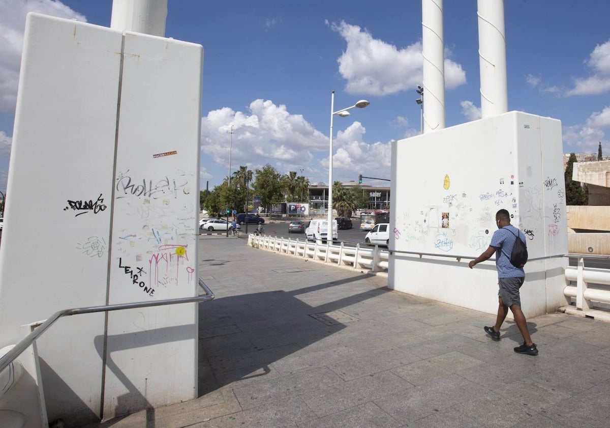 Imagen principal - Grietas y óxido en el puente más moderno de Valencia