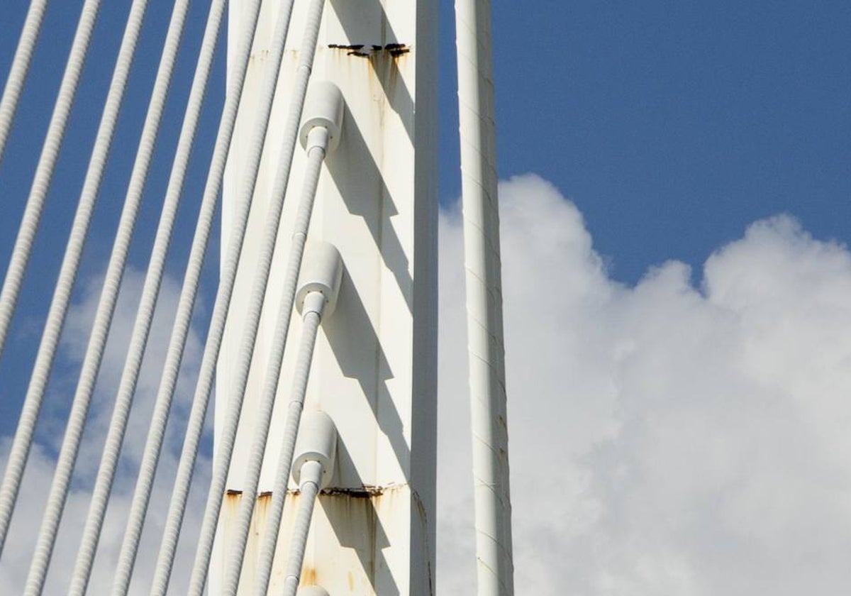 Grietas y óxido en el mástil del puente de l'Assut de l'Or.