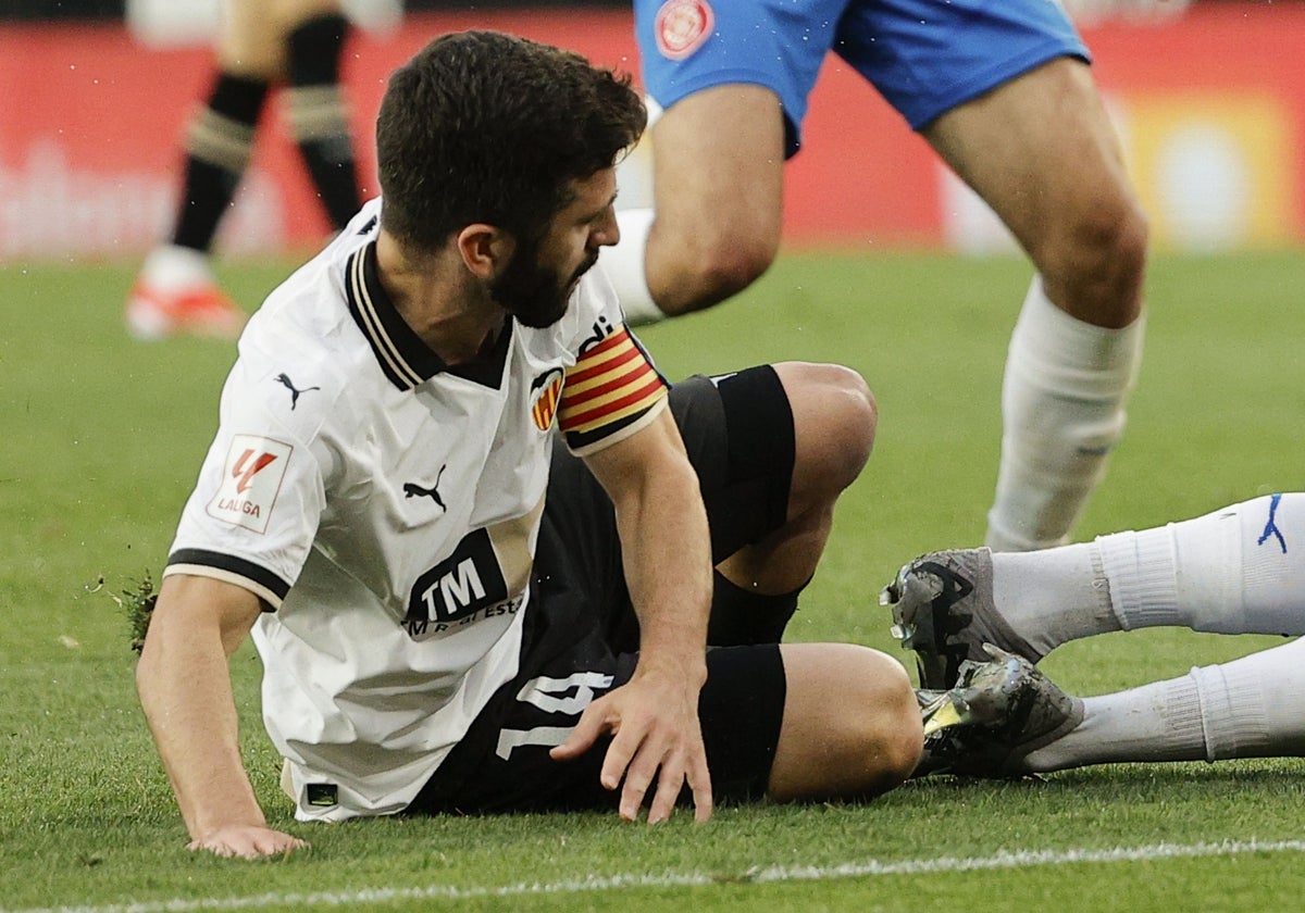 Gayà, dolorido en el césped de Mestalla el domingo.