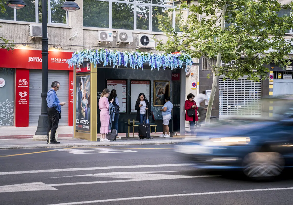 Los ‘Bridgerton’ decoran las marquesinas de los autobuses de Valencia