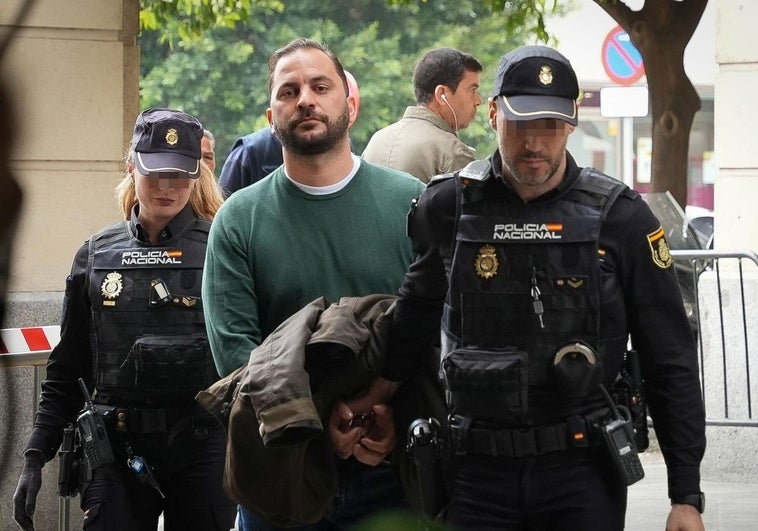 El sobrino de María del Monte, Antonio Tejado a su llegada la Audiencia Provincial de Sevilla en una imagen de archivo.