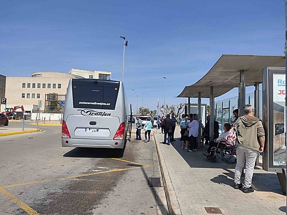 Más buses al hospital y a las estaciones de tren en la Ribera para aumentar un 25% los usuarios del transporte público