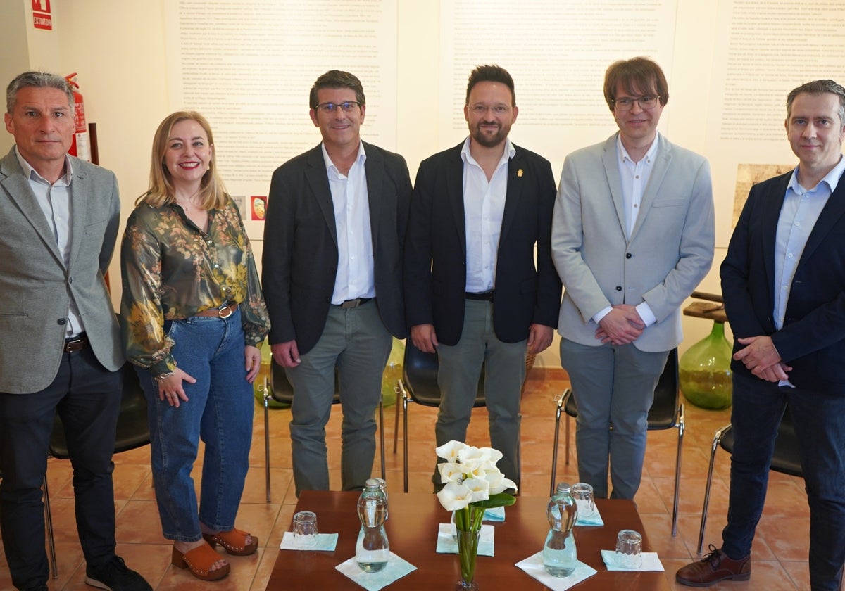 Los participante en la presentación del foro.