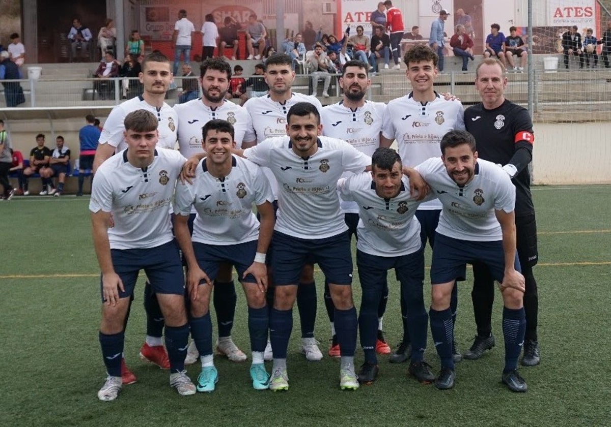 José, de negro y con el brazalete de capitán, posa en el once del Chiva CF.