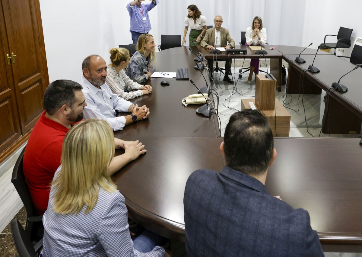 Imagen secundaria 1 - Miemrbos del jurado de la falla municipal infantil, los concejales Santiago Ballester y Mónica Gil, el secretario general de la JCF, Nico Garcés y personal municipal.