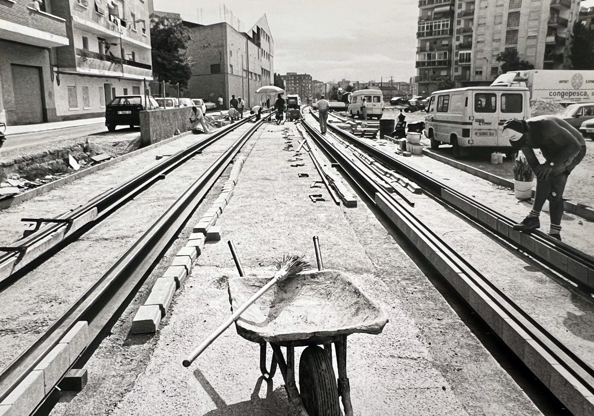 Construcción de la primera línea del tranvía en 1992 en Valencia.