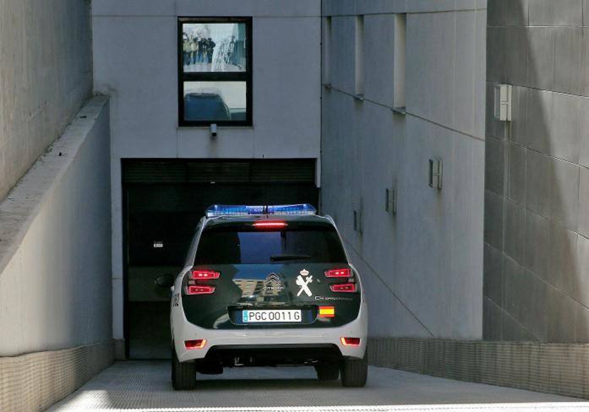 Un vehículo de la Guardia Civil entrando al juzgado de Paterna en una imagen de archivo.