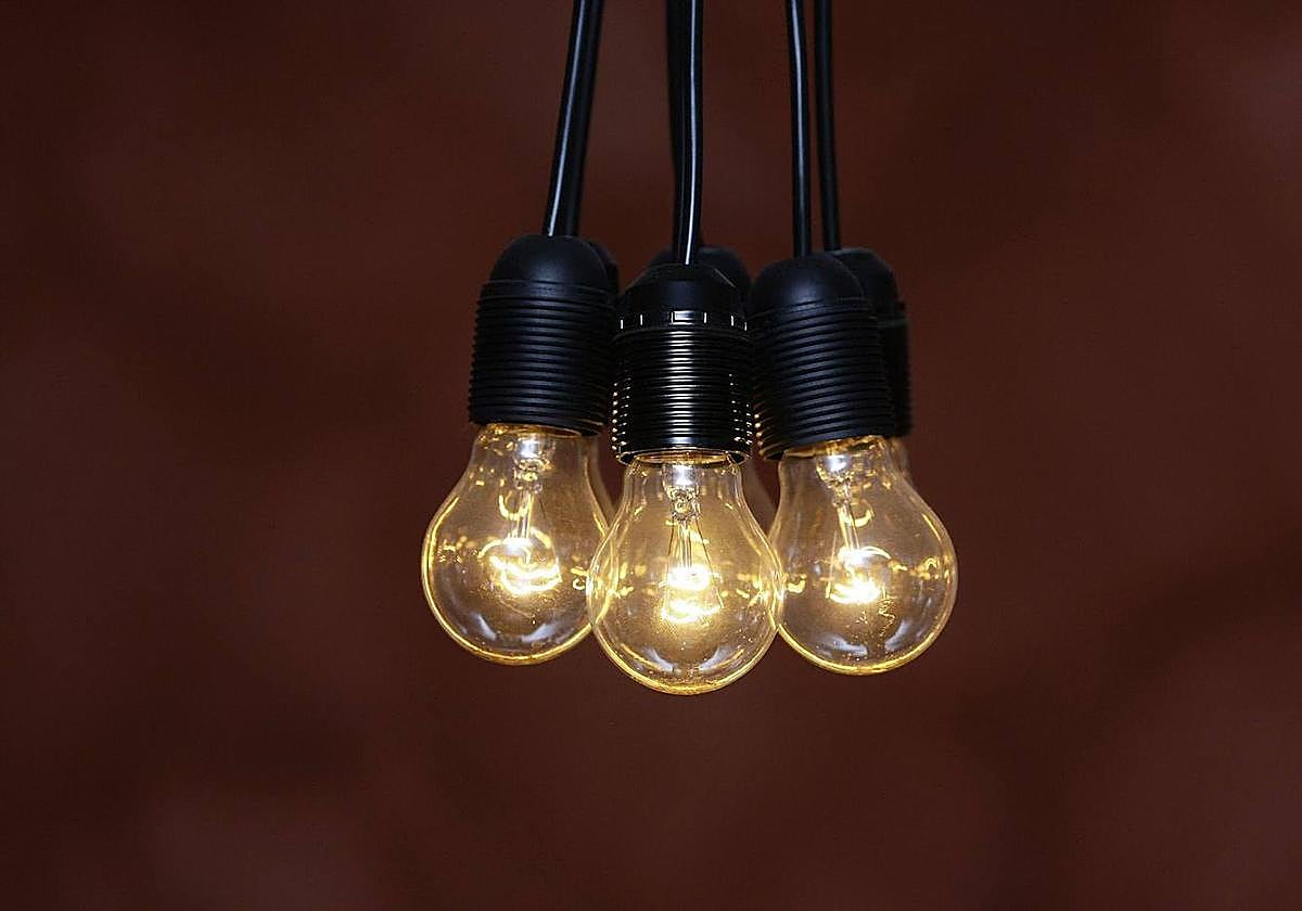 Tres bombillas de la luz.