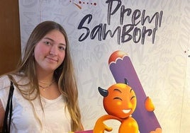 La escritora novel Chloé Gateau Peris, tras recibir el premio Sambori en Elche.