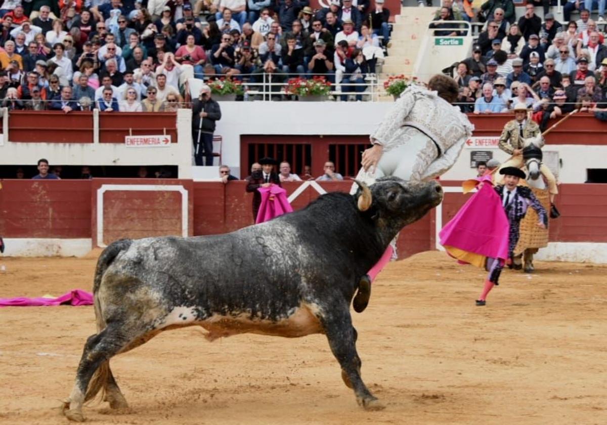 Grave cogida del torero Román en Vic