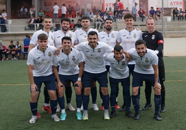 José, de negro y con el brazalete de capitán, posa en el once del Chiva CF.