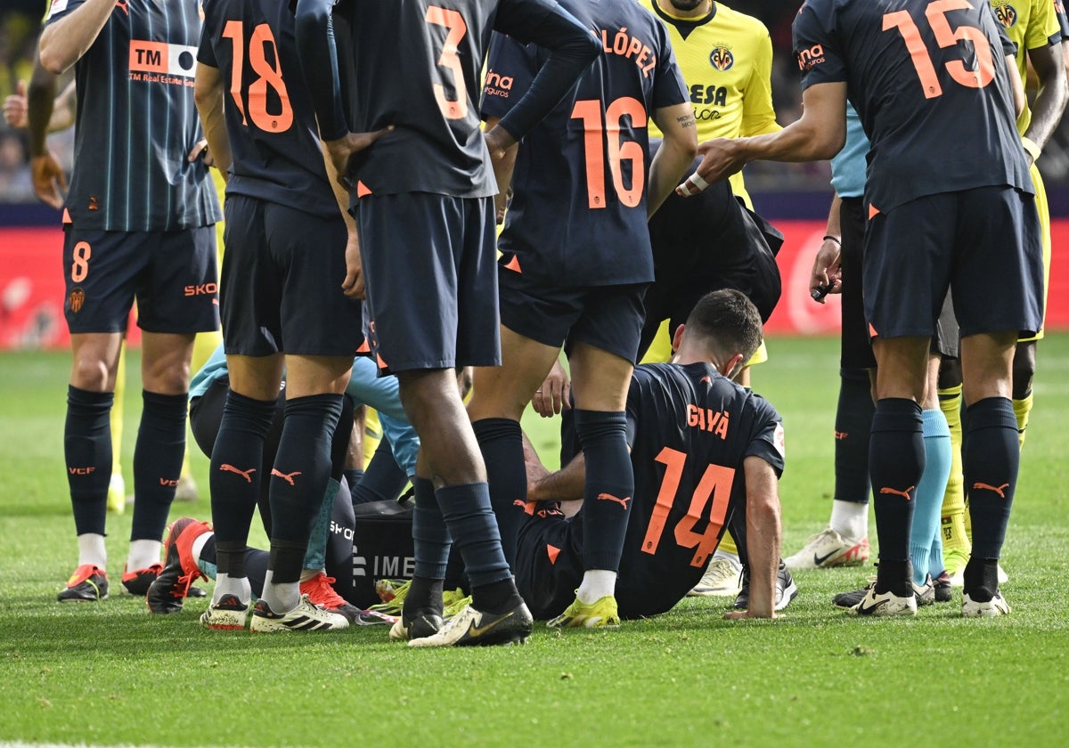 Gayà, cuando cayó lesionado en el campo del Villarreal.