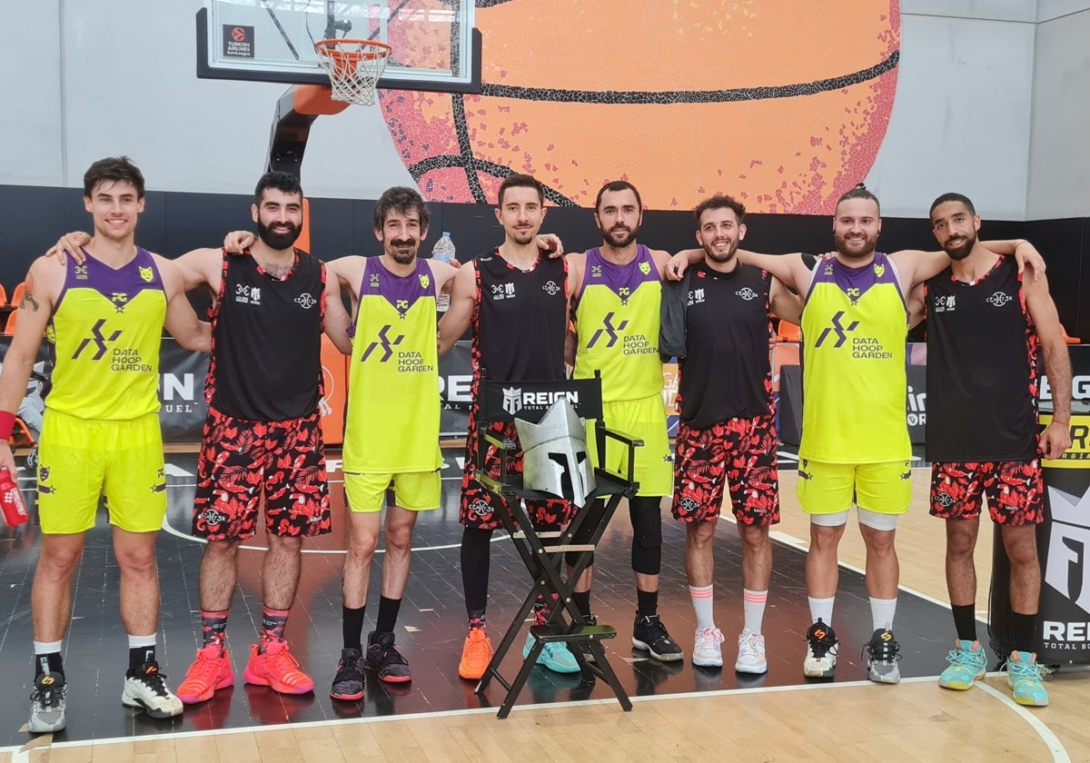 Los jugadores del B-Ball Center, con camiseta negra, posan con el equipo de Be Goat.