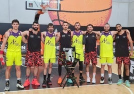 Los jugadores del B-Ball Center, con camiseta negra, posan con el equipo de Be Goat.