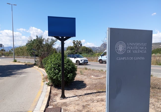 Entrada al campus de Gandia.