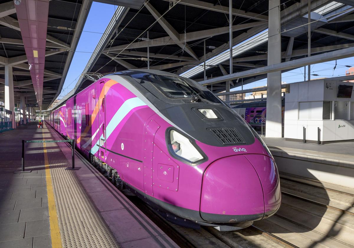 Imagen principal - Así son los S-106, los nuevos trenes que estrena Renfe para viajar a Madrid y Gijón desde la Comunitat