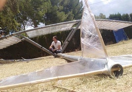 Víctor Vázquez, junto a una parte de su 'Vueloneta', en un chalé de Olocau, con todo casi listo para el Día de las Alas.