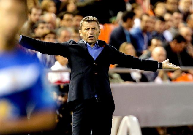 Miroslav Djukic dirigiendo un partido del Valencia CF en el Estadio de Mestalla.