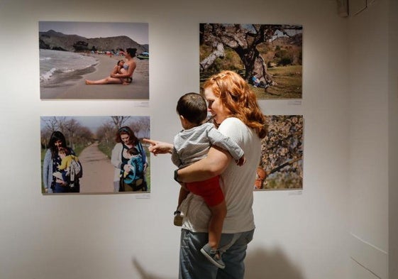 Una madre observa junto a su hijo una exposición sobre lactancia, en una imagen de archivo.