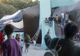 Padres e hijos juegan en el parque Gulliver.