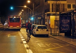 Vehículos aparcados en el carril bus de Valencia.