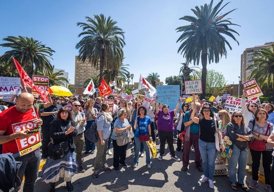 Protesta contra el recorte de plazas en las EOI, uno de los motivos de la huelga.