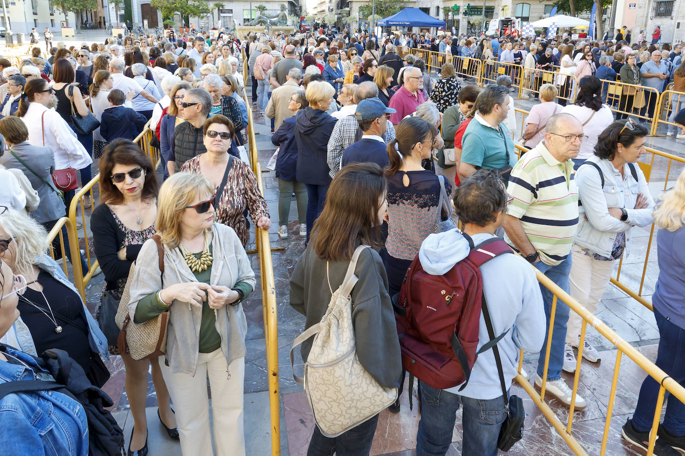 Cientos de valencianos acuden en masa al Besamanos de la Mare de Déu