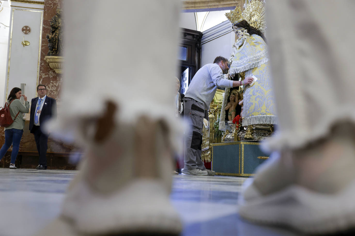 Cientos de valencianos acuden en masa al Besamanos de la Mare de Déu