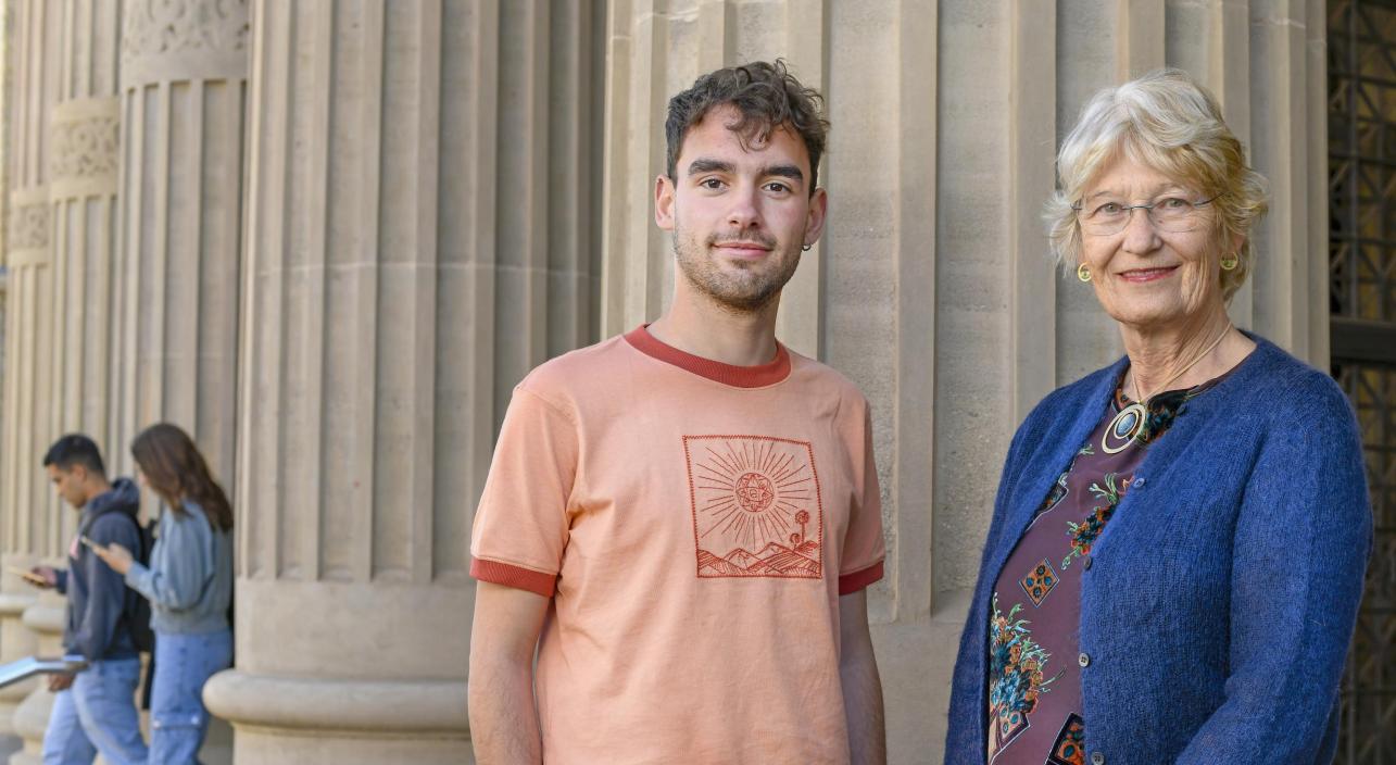 Oriol Blázquez, primer becario de la convocatoria de grado, y la doctora Susan Webb.