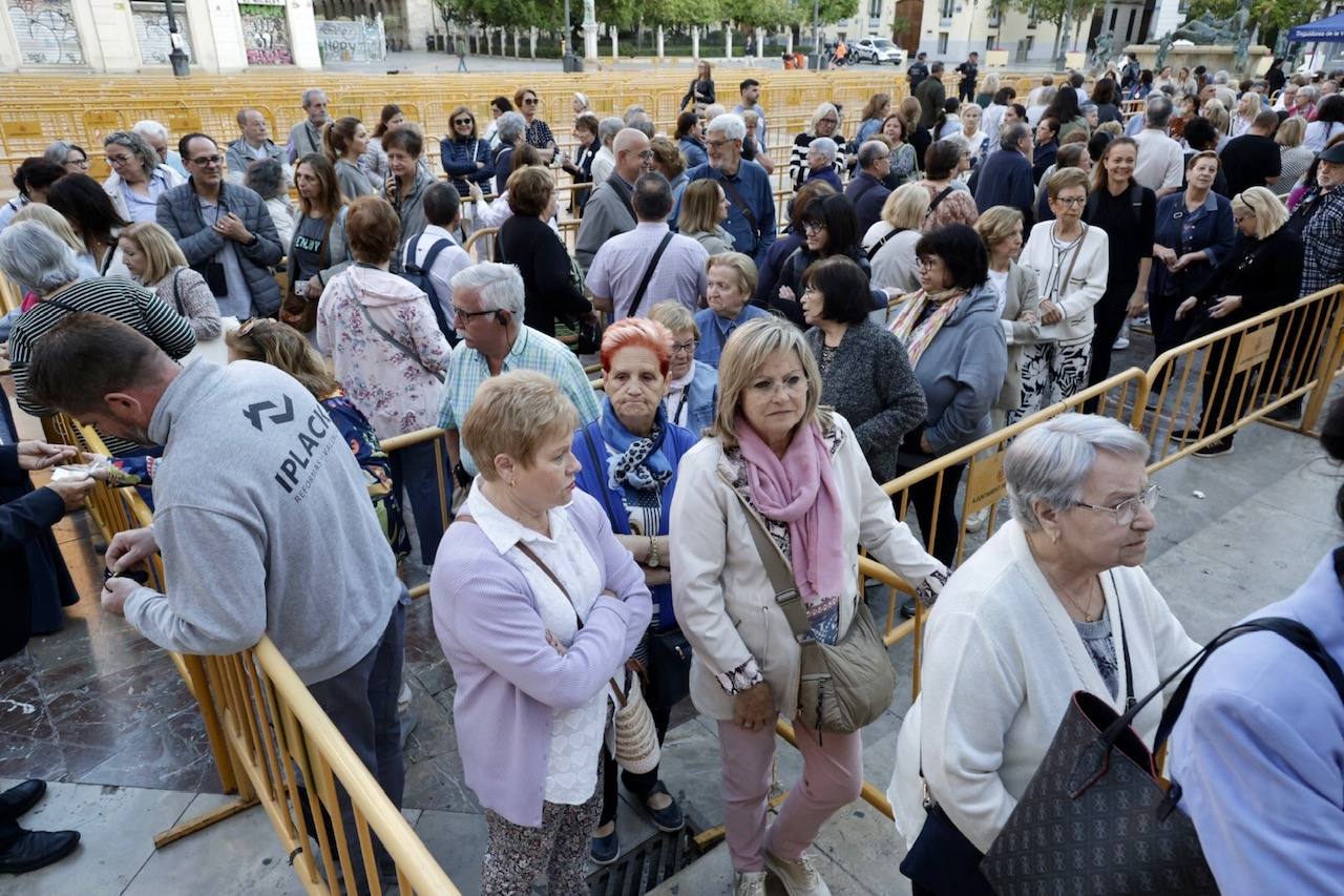 Cientos de valencianos acuden en masa al Besamanos de la Mare de Déu