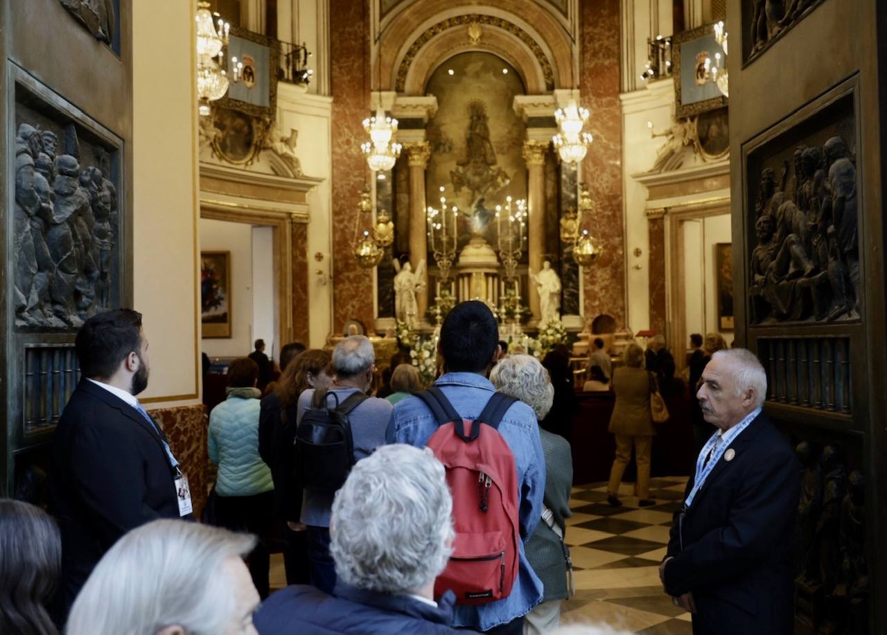 Cientos de valencianos acuden en masa al Besamanos de la Mare de Déu