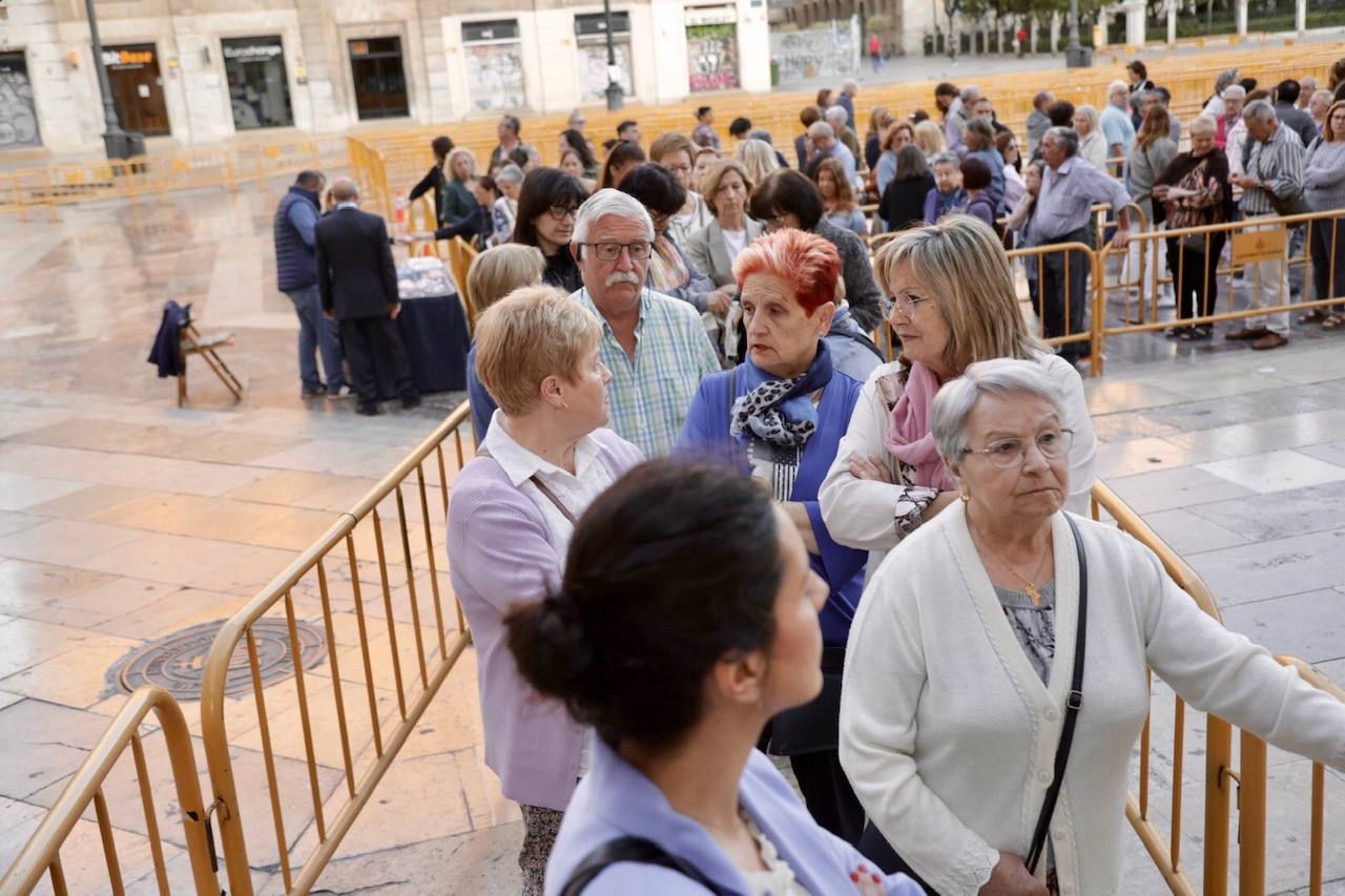 Cientos de valencianos acuden en masa al Besamanos de la Mare de Déu