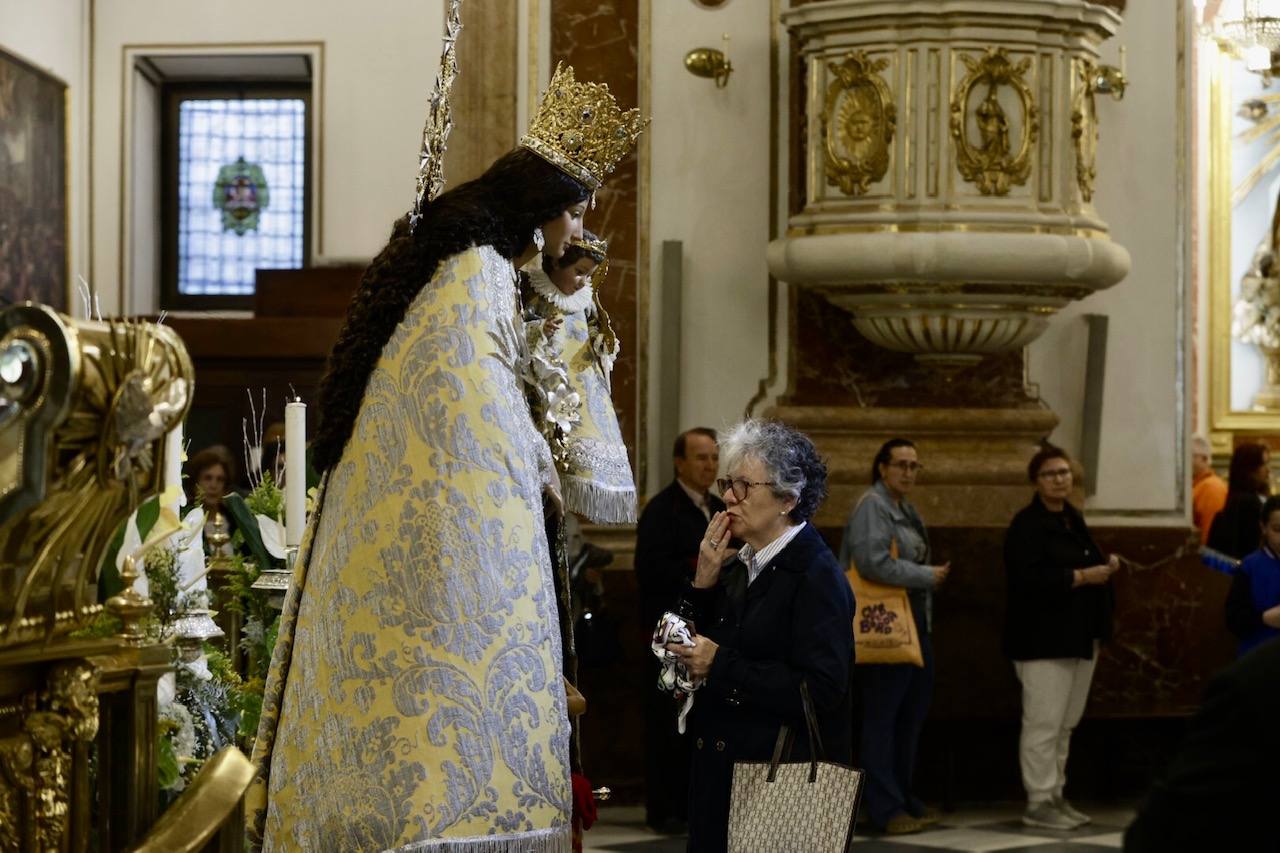 Cientos de valencianos acuden en masa al Besamanos de la Mare de Déu