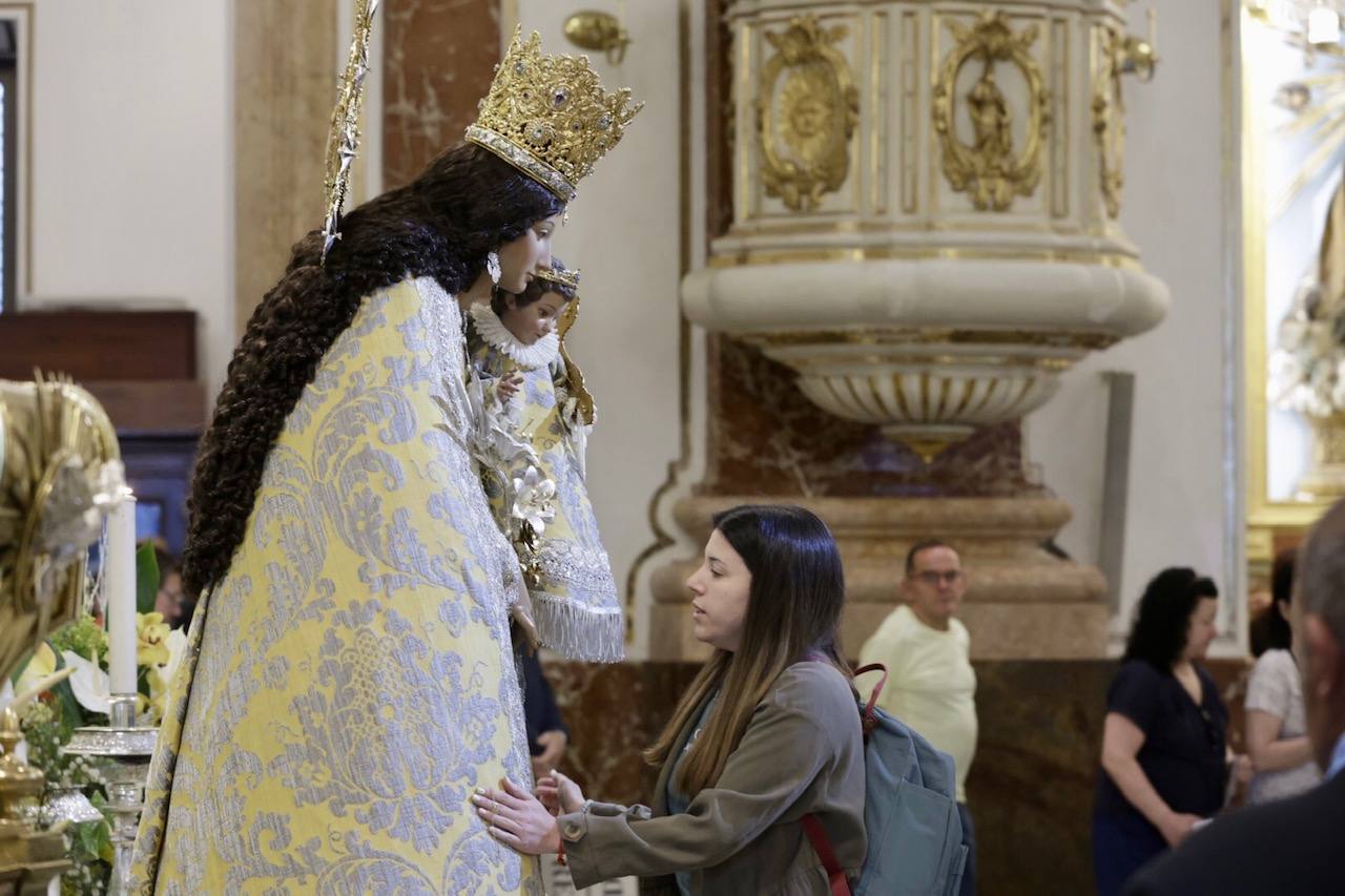 Cientos de valencianos acuden en masa al Besamanos de la Mare de Déu