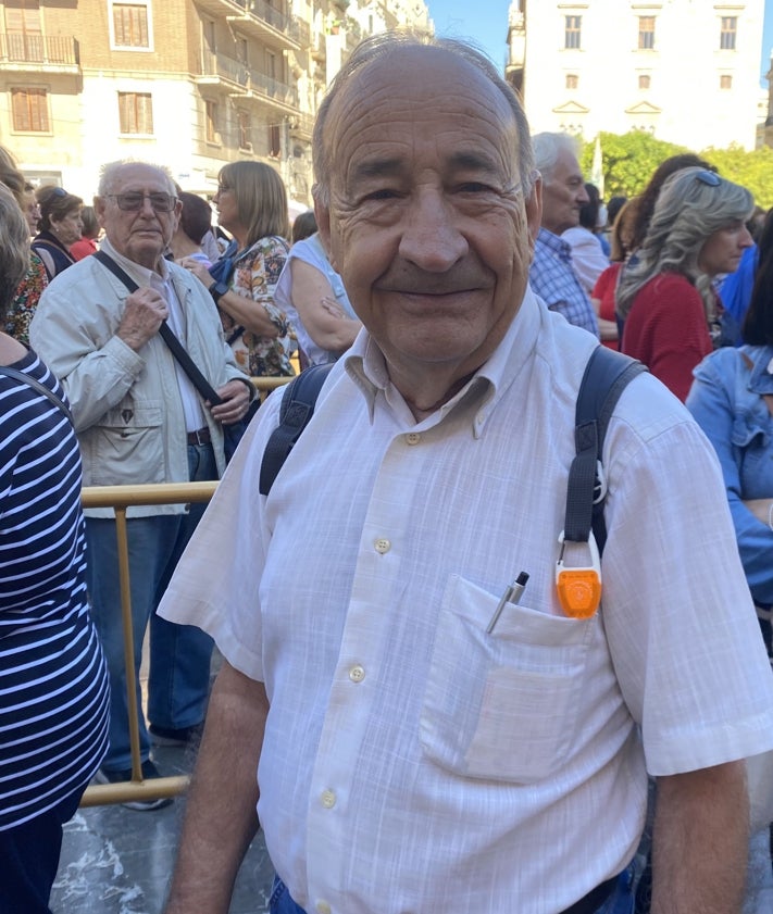 Imagen secundaria 2 - Falleras de Mayor-Moraira; Alejandra González e Isabel Mazcuñan, vecinas de Mislata, y Emiliano Martínez, que pide la paz del mundo.