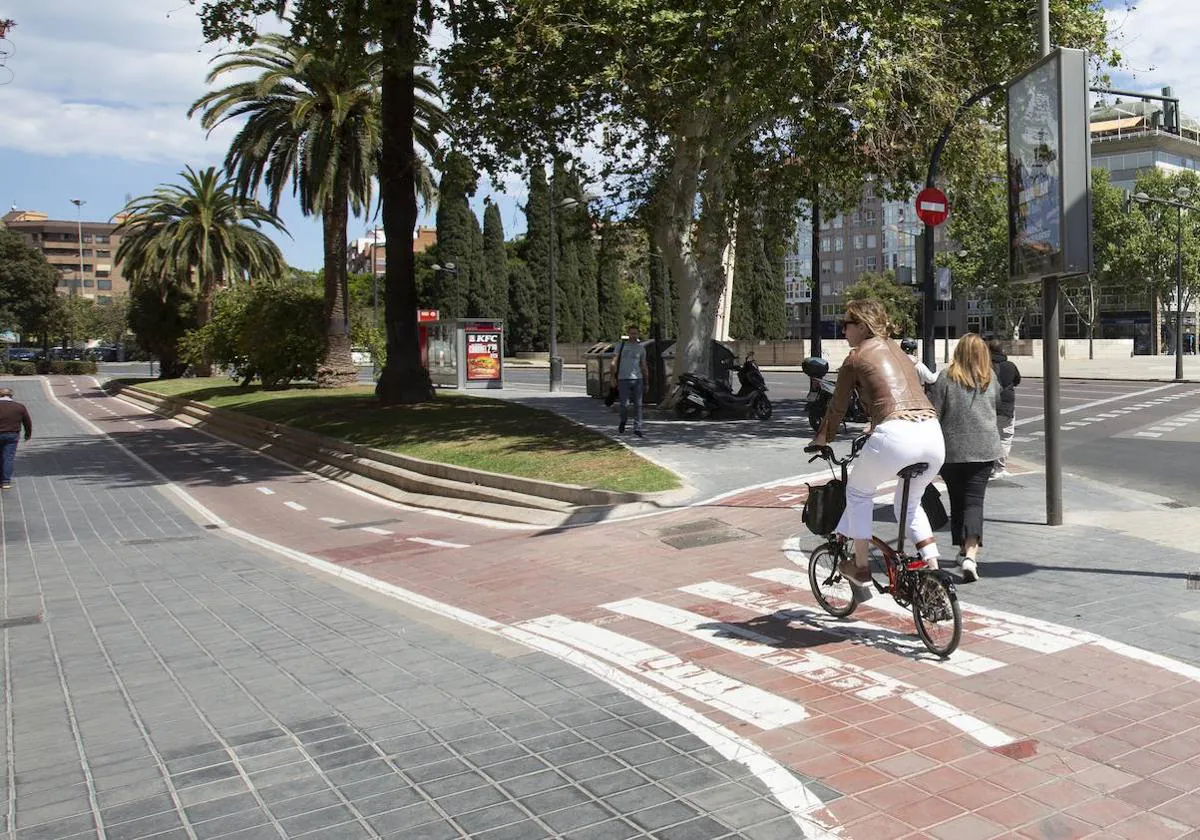 ¿Quién tiene prioridad en los pasos de peatones de los carriles bici de Valencia?