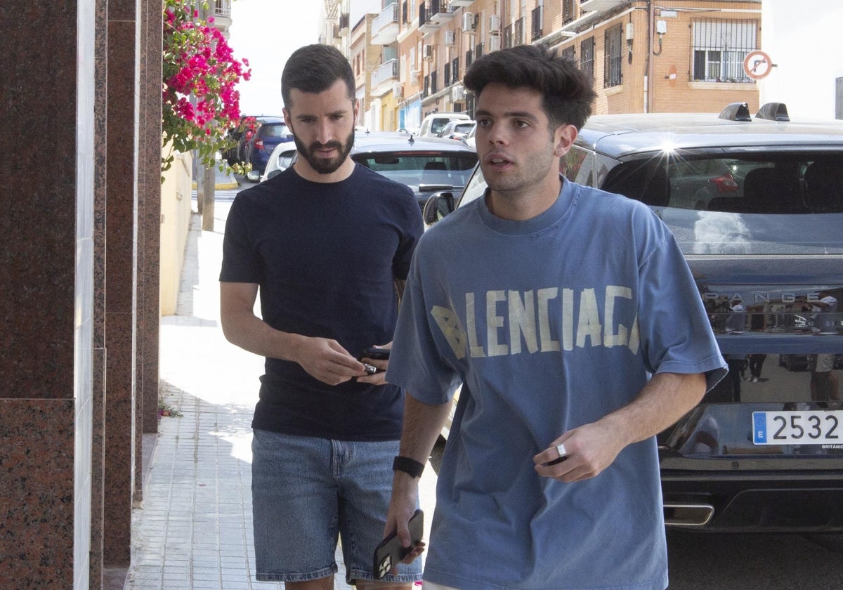 Fran Pérez, en primer término, y Gayà, a la entrada al restaurante.