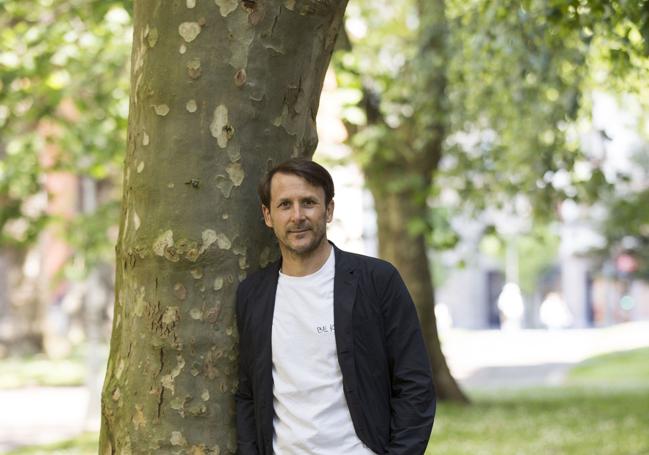 Gaizka Mendieta, exjugador del Valencia CF, posando en una zona arbolada.