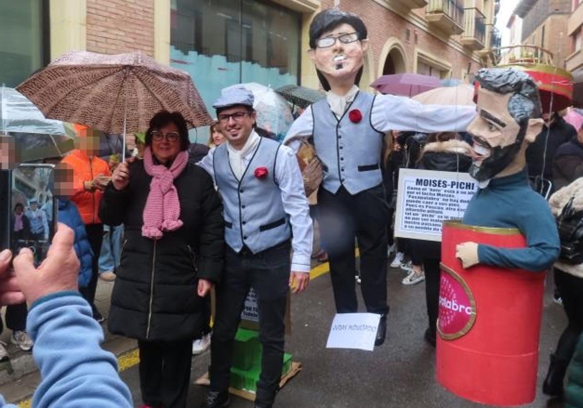 Moisés Laguardia, con una seguidora ante el judas con el que le homenajearon en Alfaro en Semana Santa..