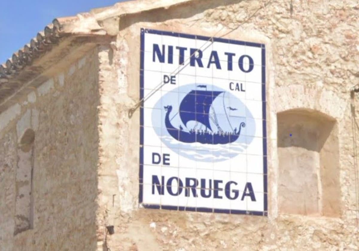 El Ayuntamiento aprueba la protección del panel cerámico de Nitrato de Noruega como Bien de Relevancia Local