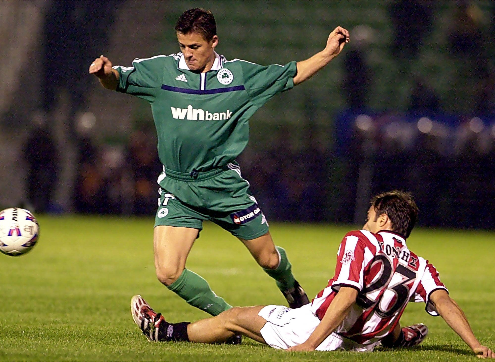 Goran Vlaovic durante disputando un balón en un partido del Panathinaikos contra el Olympiakos.