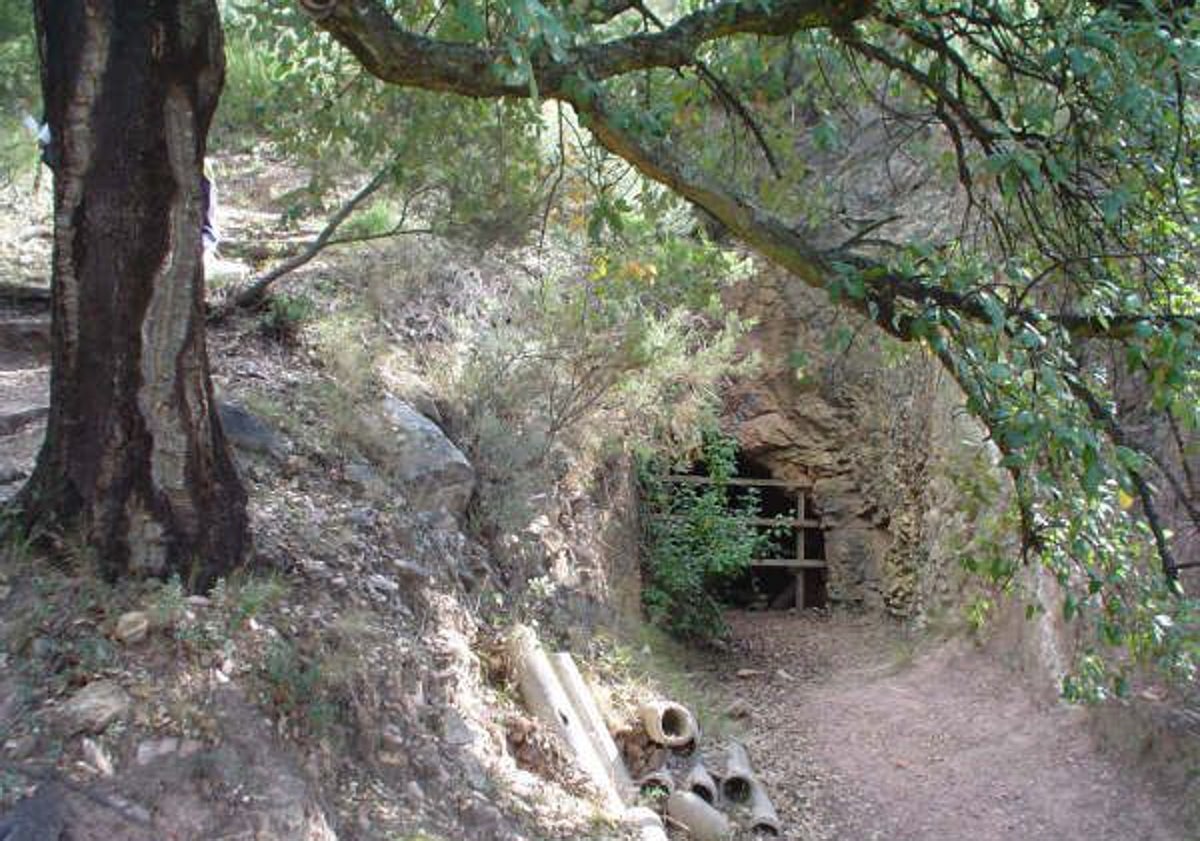 Imagen principal - Distintas imágenes captadas en la Ruta Verde que proponemos: El Socabón, fuente fresca y nevera. 